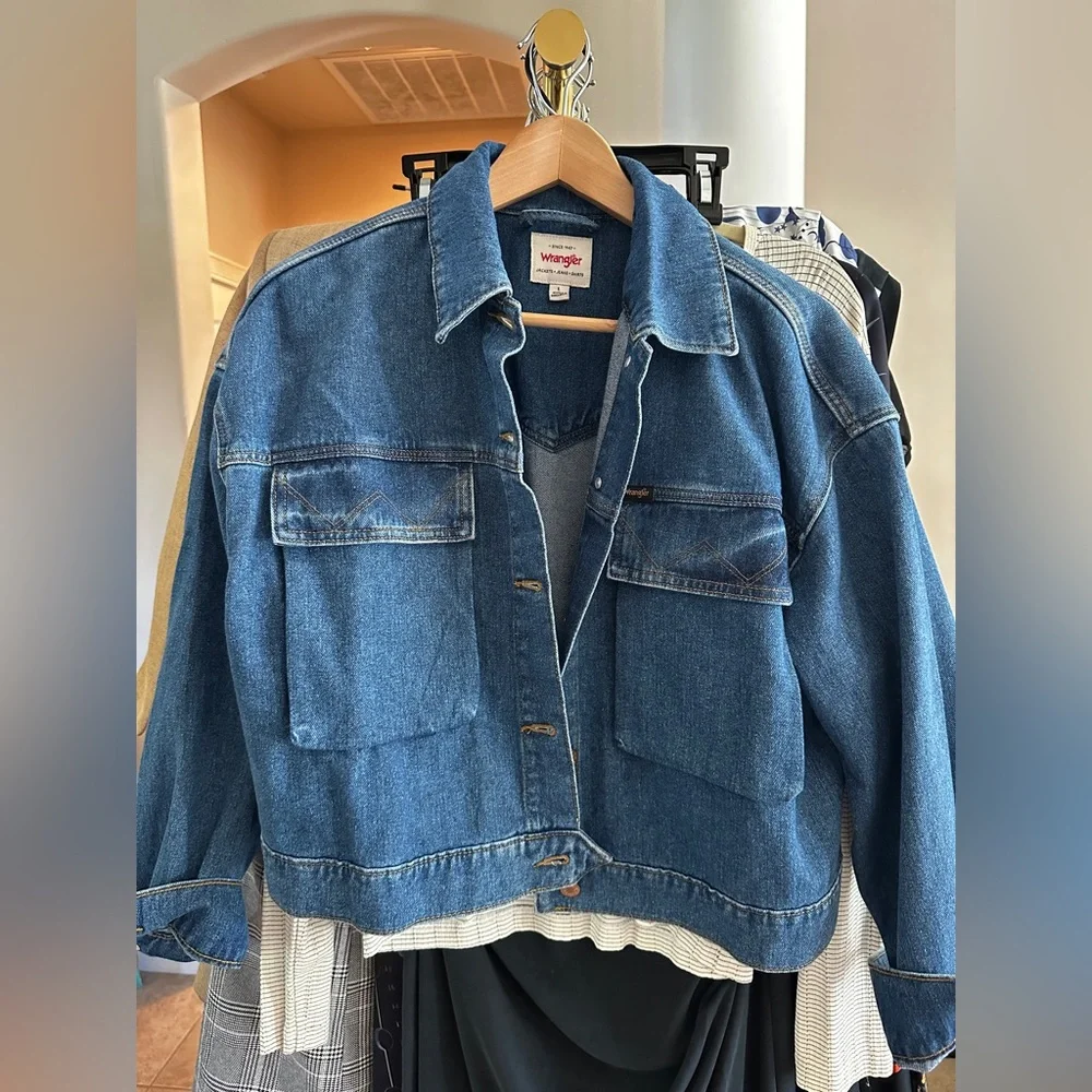 Vintage-Style Wrangler Cropped Denim Jacket size Large but also fits Medium - Picture 4 of 8
